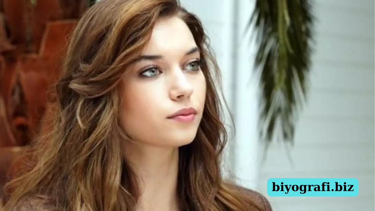 Afra Saraçoğlu Kimdir?