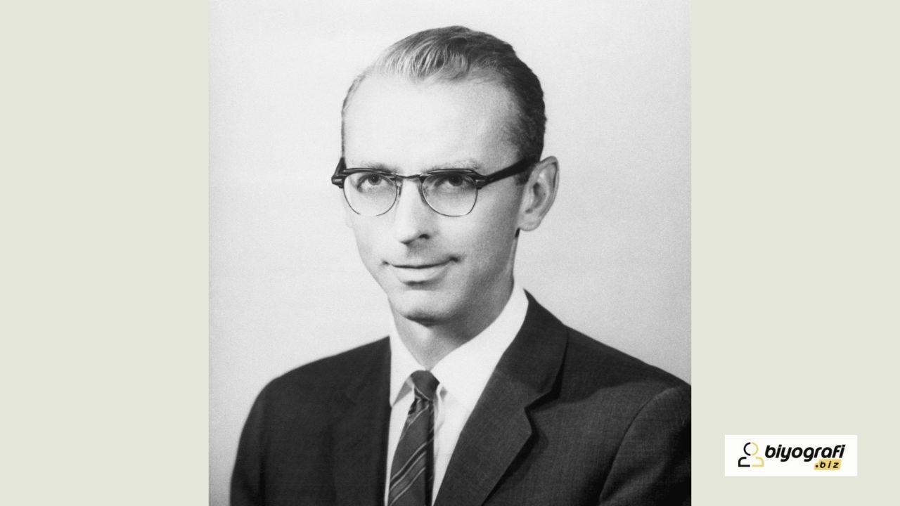 Robert W. Holley Kimdir?